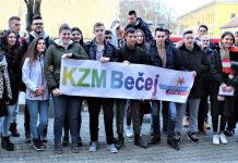 Bečejski volonteri nagrađeni trodnevnim izletom u Budimpešetu Zajednički snimak s predsednikom opštine Draganom Tošićem pred polazak za Budimpeštu