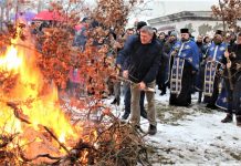 Pravoslavci bečejske opštine tradicionalno obeležavaju Božić Sa lanjskog palenja badnjaka u porti bečejske crkve