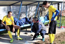Fudbal: Defanziva i vezna linija već funkcionišu Kad nema table, dobar je i beton šefu struke Milanu Beliću za davanje instrukcije Strahinji Iliću (sedi) i Nebojši Pavloviću