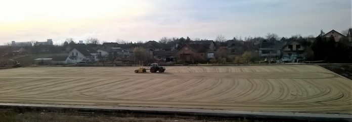 Podloga je završena: čeka se postavljanje veštačke trave