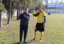 Fudbal: U srpskoligašu sa Tise svi zdravi i kod kuće čekaju šta i kako dalje Trener Bečejaca Milan Belić daje savete Vladimiru Ostojiću