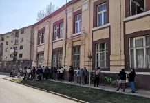Pošta obustavila danas isplatu socijalnih davanja Ispred pošte u Bečeju
