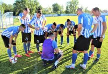 Fudbal: Srpskoligaš sa Tise još uvek kompletira redove Dogovor pred utamicu: trener Milan Belić sa igračima srpskoligaša sa Tise