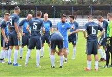Fudbal: Vojvodina iz Bačkog Gradišta dočekuje Srbobrance Trener Lazar Dabižljević sa igračima pred utakmicu