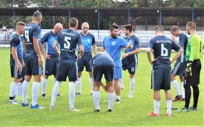 Trener Lazar Dabižljević sa igračima pred utakmicu