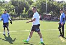 Fudbal: Sudar u nezgodan čas po oba rivala Na iskušenju: golmani Bečejaca Mane Marković i Ranko Puškić s trenerom Milošem Andrićem