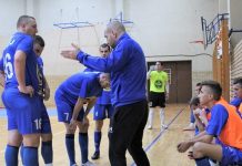 Futsal: Bečejci pred jubilarnom desetom pobedom Trener Bečejaca Igor Šošo u tajm autu sa igračima