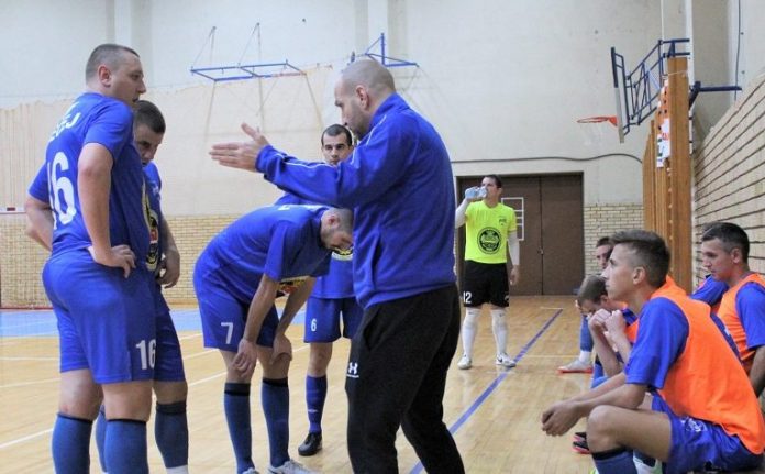 Trener Bečejaca Igor Šošo u tajm autu sa igračima