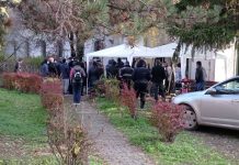 Korona virus: Od 33 testiranih 25 pozitivno, još četiri osobe poslate u bolnicu Red ispred kovid ambulante u Bečeju (23. novembar 2020.)