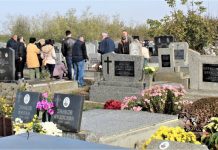 Lepo vreme na zadušnice izmamilo veliki broj Bočaraca na groblje Sveće i cveće na spomenicima pravoslavnog groblja u Bočaru za mitrovdanske zadušnice