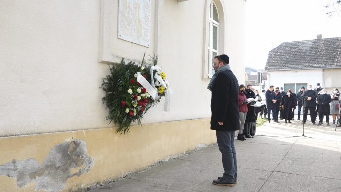 Jedna od dve spomen ploče na nekadašnjoj Jevrejskoj školi Jedna od dve spomen ploče na nekadašnjoj Jevrejskoj školi