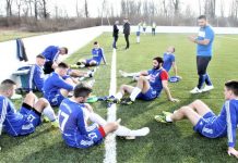 Fudbal: Vojvodina iz Bačkog Gradišta ugostila Somborce u Bečeju Trener Vojvodine Lazar Dabižljević sa igračima u poluvremenu