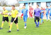 Fudbal: Bečejci s pola snage „petardom“ ispratili Perležane Akteri subotnje utakmice predvođeni sudijom Nebojšom Zeljkovićem iz Crvenke