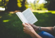 Javno čitanje omiljenih odlomaka u dvorištu biblioteke
