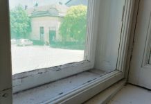 Prijava za zamenu stolarije u junu, moguća i izolaciji celih zgrada, porodičnih kuća, zamenu krovova Stari prozor | Ilustracija