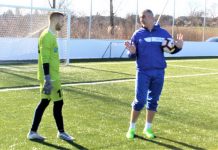Fudbal: Pobeda u obavezi Sportski direktor i trener golmana Bečejaca Miloš Andrić na terenu sa učenikom Isidorom Milovanovim