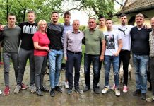 Odbojka: MOK Bečej iskoristio pauzu da održi izbornu skupštinu Zajednički snimak igrača i rukovodstva MOK Bečej posle skupštine kluba