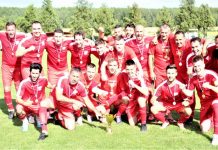 Fudbal: Jedinstvu iz Bačkog Petrovog Sela titula međuopštinskog prvaka Fudbaleri Jedinstva iz Bačkog Petrovog Sela i trener Dejan Kapriš sa medaljama i peharom za osvojenu titulu prvaka