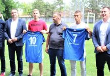 Fudbal: Vojvodina iz Bačkog Gradišta brzo rešila pitanje trenera Predsednik kluba Goran Kudrić u sredini, novajlije sa svojim dresovima, trener Oto Barta (sasvim levo) sa uvaženim gostima