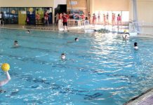 Vaterpolo: U Bečeju na pripremama za Evropski šampionat U-15 Selektor Aleksandar Anastasijević kraj ivice bazena savetuje mlade vaterpoliste