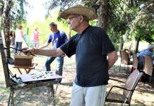 Tradicionalno druženje bečejskih slikara amatera u galeriji „Šipoš“ Maestro Tibor Šipoš za štafelajom, a u pozadini je Atila Flajs