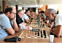 Šah: Prvo otvoreno rapid prvenstvo Bečeja Pobednik bečejskog „zugera“ velemajstor Robert Markuš levo u partiji sa Bečejcem Vojkom Grabežom