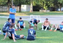 Fudbal: Vojvodina iz Bačkog Gradišta pred novu sezonu Trener Vojvodine Oto Barta sa grupom igrača u trenucima odmora