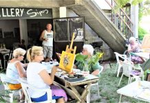 Bečejska galerija „Šipoš“ okupila slikare amatere Živo je bilo ispred galerije „Šipoš“