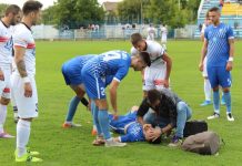 Fudbal: Bečejci predali lidersku poziciju Doktor Atila Gondoš pomaže Nemanji Stojanoviću da dođe svesti
