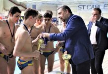 Memorijalni vaterpolo turnir „Dejan Popov“: Deset ekipa za pobednički pehar Momenat predaje priznanja na Memorijalu 2019. godine