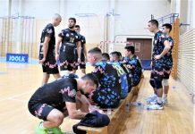 Odbojka: Bečejci, ipak, uspešniji u derbiju začelja Novi trener - igrač Mladen Matijašević (18) daje savete u tajm autu