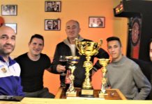 KMF Bečej 2003 proglašen za najbolju sportsku ekipu u Bečeju Okupljeni oko pehara: „Tehniko“ Goran Strajnić, Sava Vadaski, predsednik Miloš Radanović, Goran Božičić i Stefan Korać