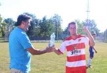 Fudbal: Rastali se Jedinstvo iz Bačkog Petrovog Sela i trener Dejan Kapriš Trener Dejan Kapriš sa najboljim igračem Jedinstva Šandorom Mihalecom