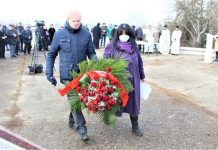 Obeleženo osam decenija od stradanja u Velikoj raciji i međunarodni dan sećanja na žrtve holokausta Predstavnici opštine Bečej polažu venac na spomen obeležje kraj ušća Kanala u Tisu