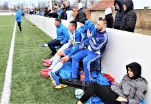 Fudbal: Bečejci još bez pobede, ali nisu nezadovoljni tokom priprema Povređeni Rastko Bajić u prvom planu sa longetom na nozi, Isidor Milovanov i Zoran Vlaisavljević