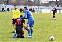 Fudbal: Jedna nesmotrenost – dva „deblja kraja“ Miloš Žeravica pomaže Nikši Stojanoviću posle duela