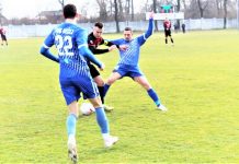 Fudbal: Bečejcima odmoglo isključenje gostujućeg igrača Šormaz (22) prati duel Žeravice (10) i kapitena gostiju Đurića, koji su malo kasnije napusili teren iz različitih razloga