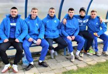 Fudbal: Bečejci moraju da budu prezadovoljni celim plenom protiv Sakuljana Trener Lazar Dabižljević sa grupom igrača Bečeja
