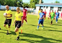 Fudbal: Bečejci se porazom oprostili od navijača Izlazak na teren Bečejaca i Somboraca