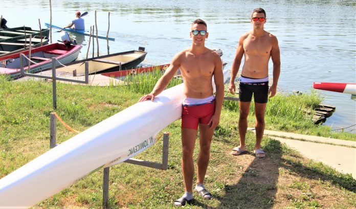 Braća Lika i Miloš Stojkov sa dvosedom kraj Tise