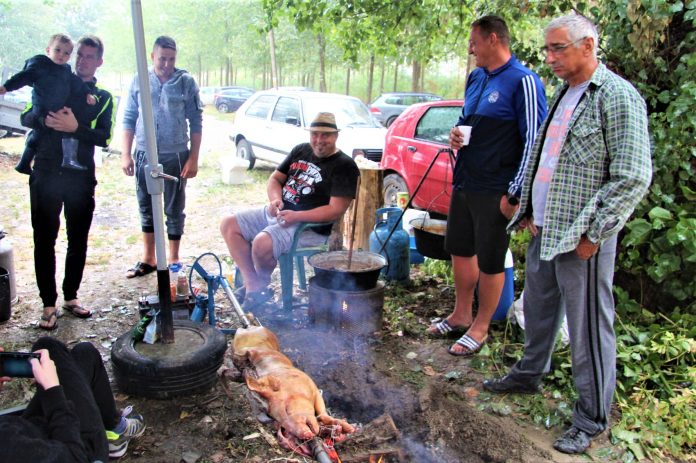 Pobednik takmičenja u kuvanju ovčijeg paprikaša Tibor Siđaji sedi u stolici