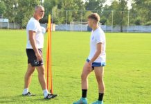 Fudbal: Prvi ovosezonski poraz Bečejaca u Bačkoj Palanci Sportski direktor Bečejaca Miloš Andrić sa debitantom Nikolom Tedićem