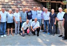 Nekadašnji rukometaši Bečeja se druženjem prisećaju lepih vremena Učesnici ovogodišnjeg druženja bivših rukometaša Bečeja: Branislav Milić Bandža, Branislav Kustudić, dr Slobodan Borojević, Brana Ćurčić, Jovan Poučki, Milivoj Mitrović Era, Stojan Bogojević, Laslo Mišurai, Aleksandar Mandić, Radovan Vujović, Imre Gortva, Aleksandar Obrovački, Stevan Tobdžić (stoje s leva na desno), Živko Dražić Žuća i Mile Radović (čuče) FOTO: Privatna arhiva