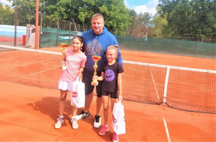 Anja Bajšanski, direktor turnira Saša Gujanica i pobednica Lena Kukić