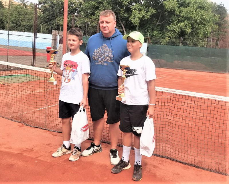 Pobednik u konkurenciji dečaka Aleksa Stević, direktor turnira Saša Gujanica i Dušan Heror