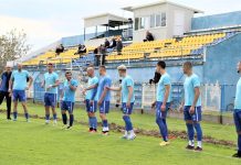 Fudbal: Derbi začelja više nego zasluženo pripao Bečejcima Bečejci s trenerom Damirom Dakićem pre utakmice sa Zrenjenincima