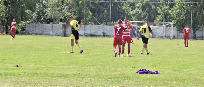 Ognjen Đuričin (7) prima čestuitanja za prvi golu dresu Mladosti