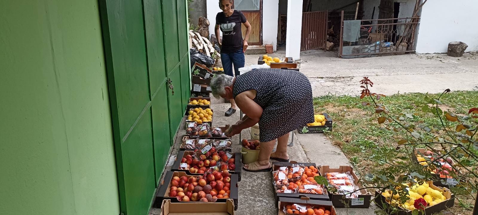 Vredne aktivistkinje u Bakom Gradištu pripremaju pakete za porodice