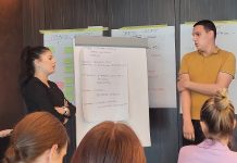Javno – privatna partnerstva: Uz uključivanje građana i rodnu analizu problemi se efikasnije rešavaju Predstavnici udruženja mladih iz Topole tokom prezentacije na Letnjoj školi o JPP u organizaciji InTER i BUM-a u Beogradu