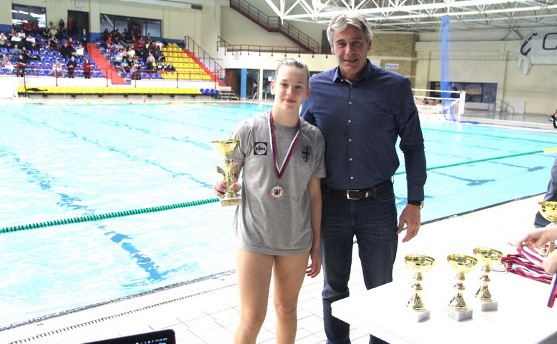 Ištvan Mesaroš junior uručio je pehar kapitenu selekcije Srbije 2010. godište Maši Ćuk